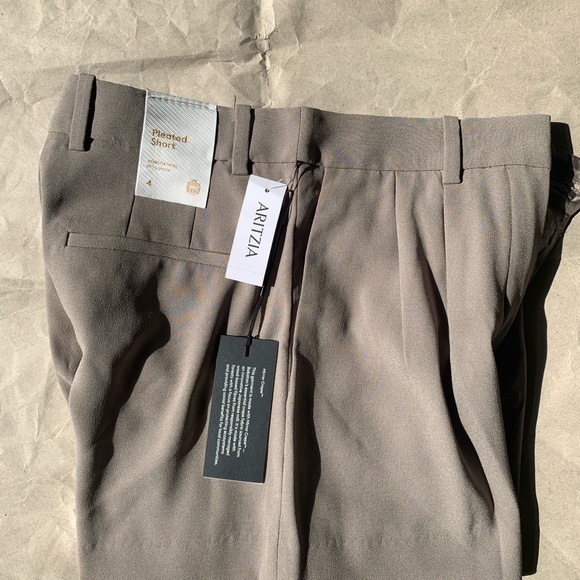 Aritzia Babaton 3" Pleated Mini Short, Felted Taupe, Summer 24, NWT, Sz 4 - Picture 7 of 16